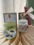 Bomboniera Miele con Spargimiele – Barattolo Decorativo Floreale in Ceramica