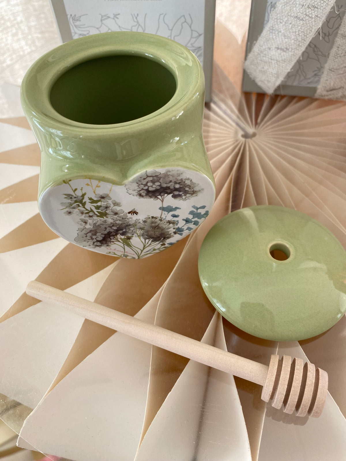Bomboniera Miele con Spargimiele – Barattolo Decorativo Floreale in Ceramica