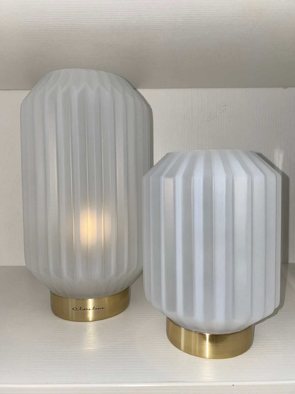 Lampada da Tavolo Senza Fili con Luce LED – Design Elegante in Vetro Satinato Plissettato