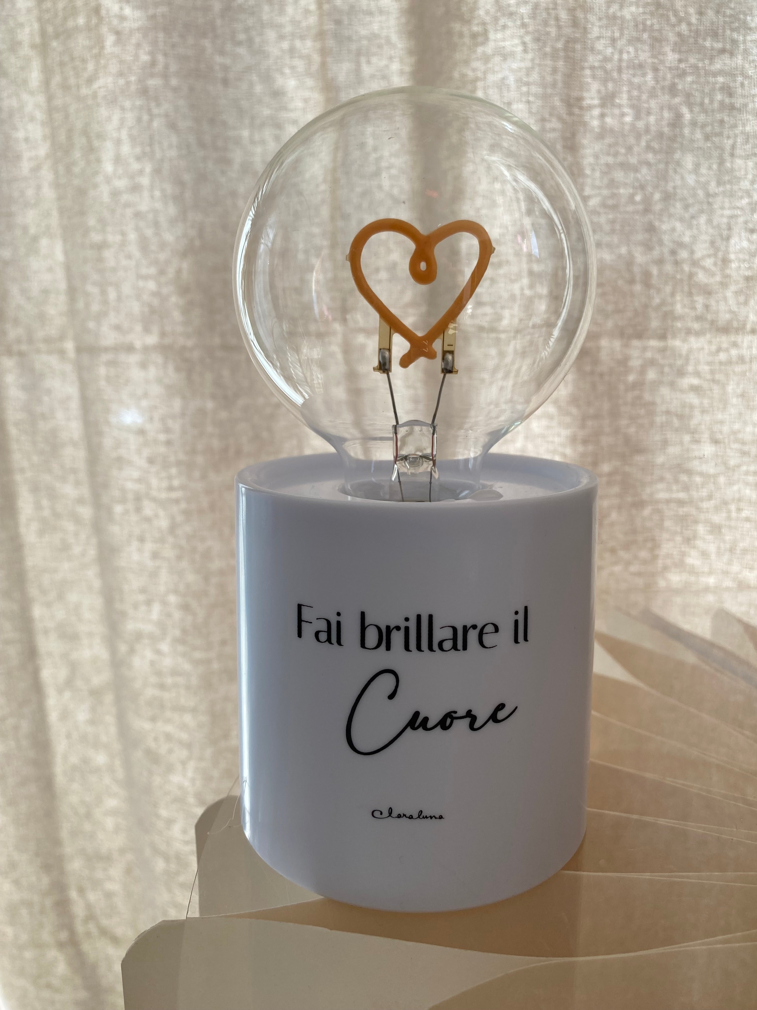 Lampada LED con Cuore – Lampada Decorativa a Batterie “Fai brillare il Cuore”