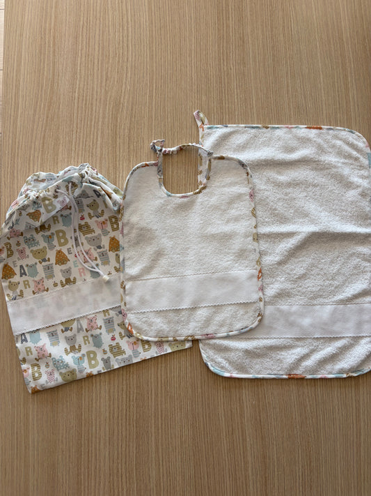 Set Asilo 3 Pezzi Personalizzabile – Sacca, Bavaglia e Salvietta con Asola
