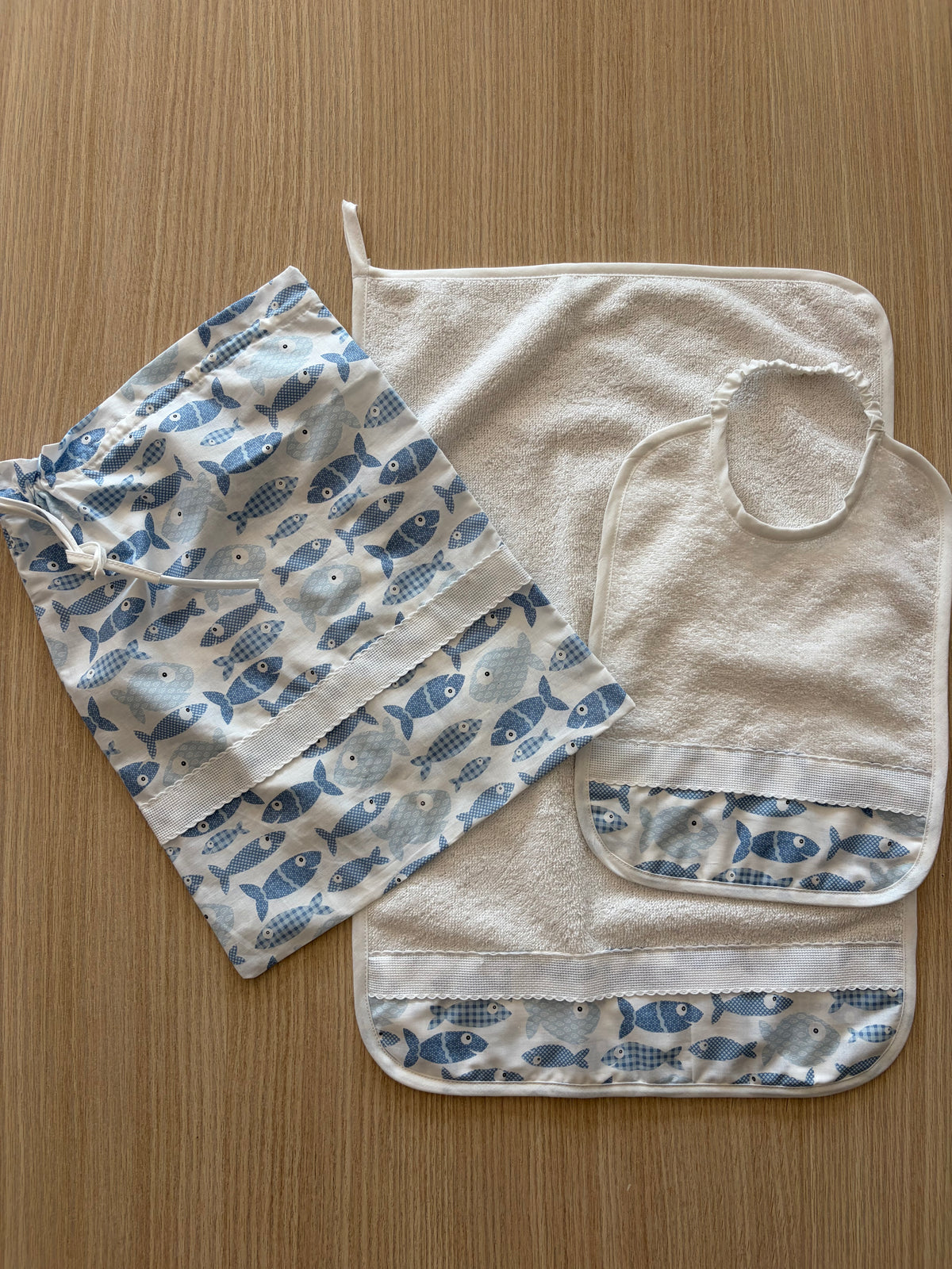 Set Asilo 3 Pezzi Personalizzabile – Sacca, Bavaglia e Salvietta con Asola