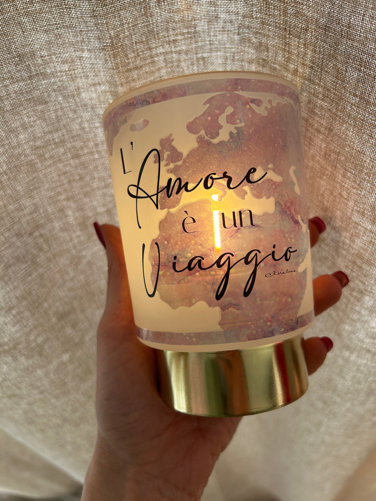 Lampada LED con Frase “L’Amore è un Viaggio” – Lampada Decorativa a Batterie