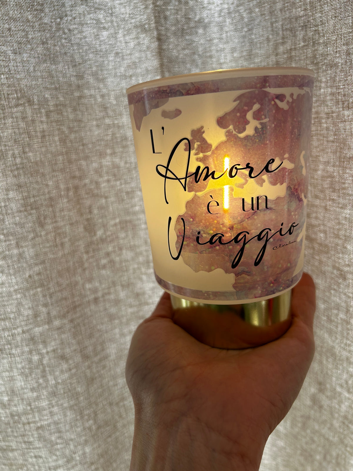Lampada LED con Frase “L’Amore è un Viaggio” – Lampada Decorativa a Batterie