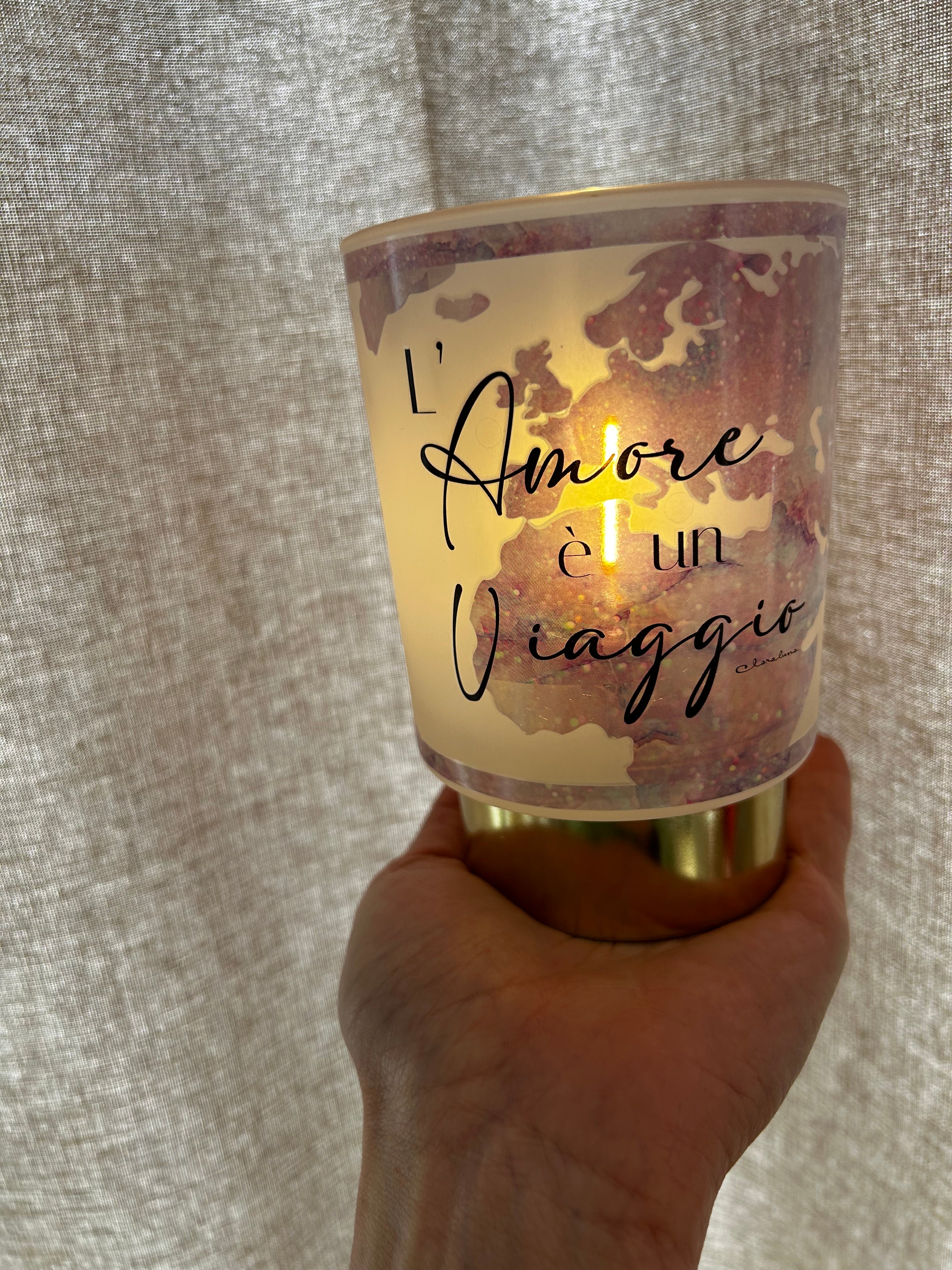 Lampada LED con Frase “L’Amore è un Viaggio” – Lampada Decorativa a Batterie